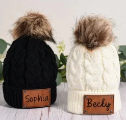 Mini Fashion™ - Skræddersyet Tekst - Hue med pompon Best